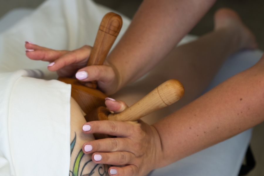 Lesena masažna skodelica pri masaži telesa